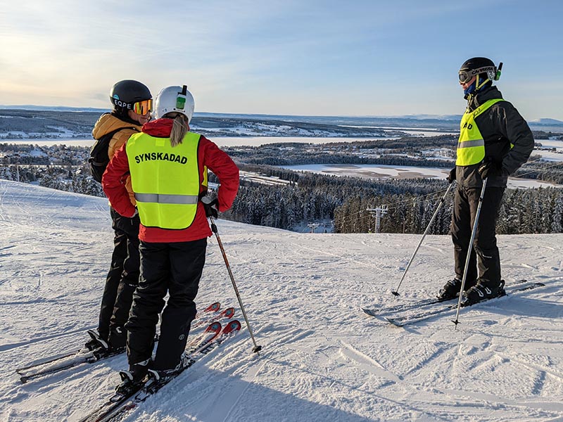 Alpine skiing with digital guides for blind skiers